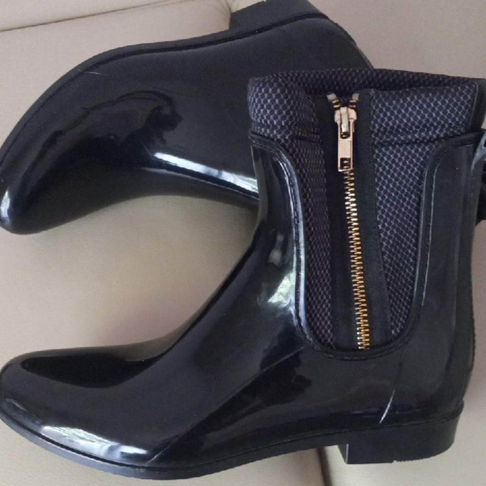 Nine West Cooscoos Black Ankle Rain Booties with Gold Side Zip Sz 9 - Picture 3 of 15